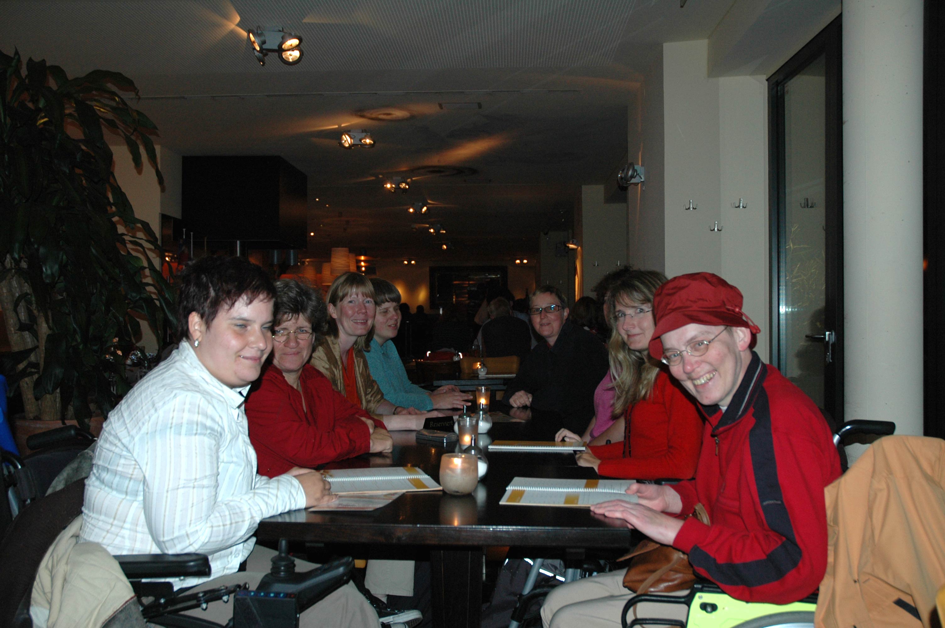 Gruppenfoto der Frauen nach der Skulpturentour im Café Sieben.