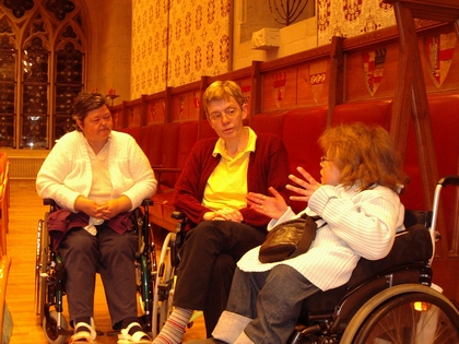 Einige Mitglieder der AG Frauen mit Behinderungen unterhalten sich.