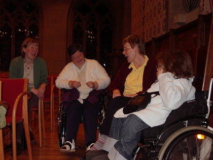 Einige Mitglieder der AG Frauen mit Behinderungen unterhalten sich.