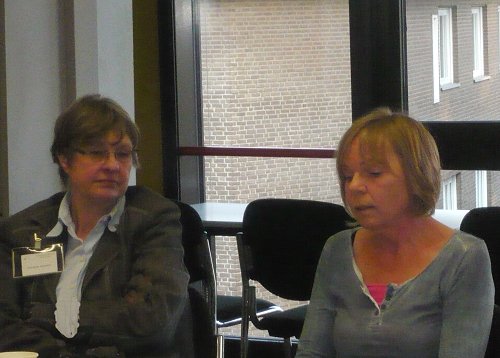 Stiftungsfrau Marianne Hopmann (links) und Ursula Saatz vom Frauenhaus erläutern die Notwendigkeit der Unterstützung