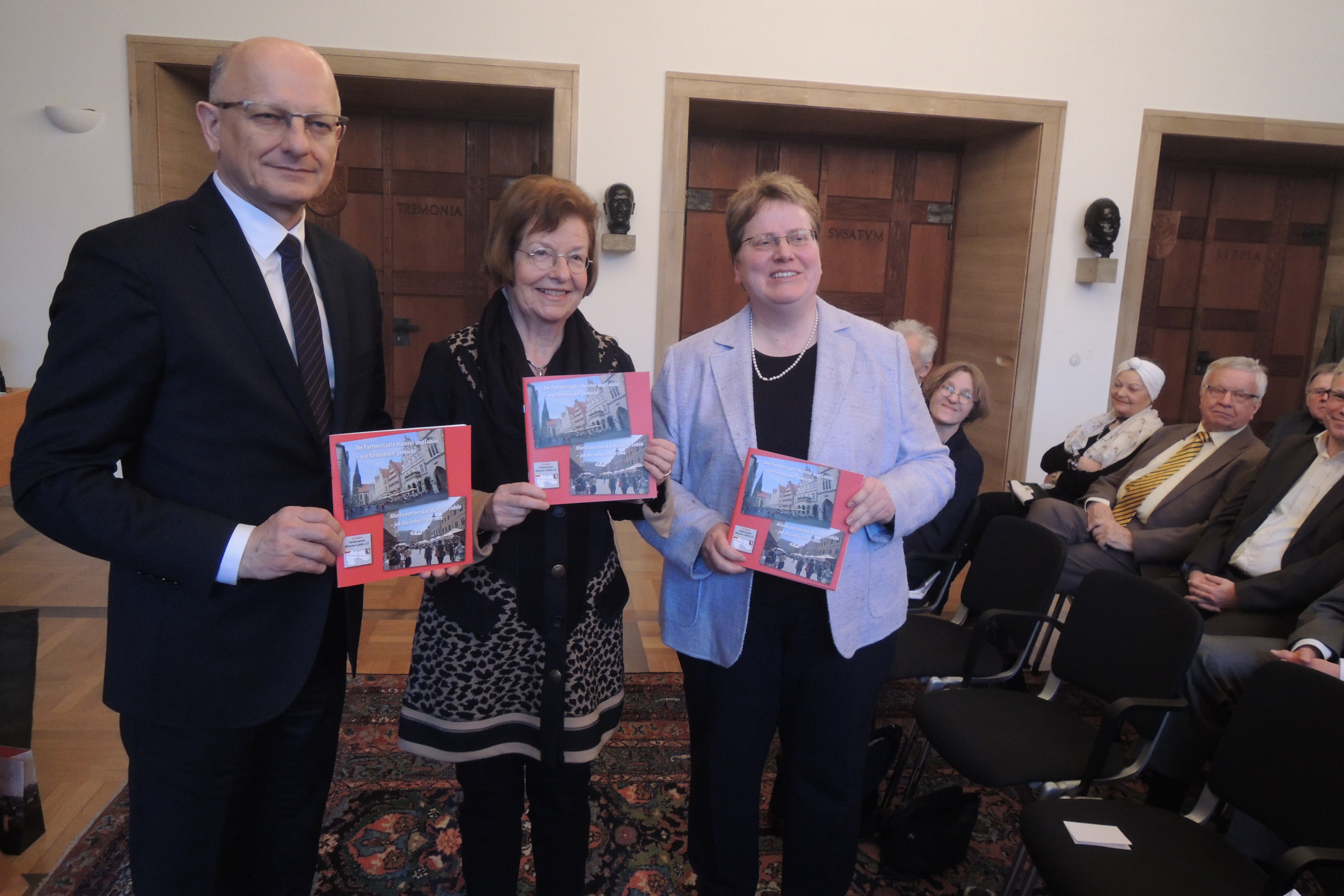 �bergabe der ersten Brosch�reexemplare