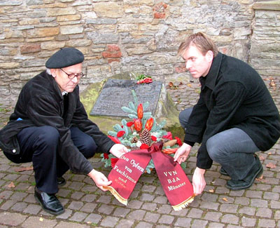 Am Gedenkstein am Zwinger legten Mitglieder der VVN/BdA einen Kranz nieder (v.l.n.r.: Bodo Treichler und Stefan Proske)