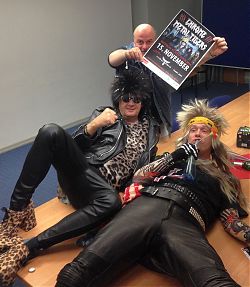 Die Chrome Metal Tigers mit Moderator Frank Stephan am Plakat ... (Foto: Chrome Metal Tigers)