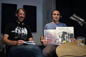 Michael Rölver und Bolte [Marcus Karaus] vom Schallplatten-Café "Mondhund". (Foto: Fabian Lickes)