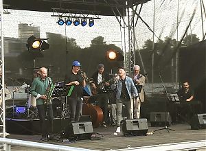 Die Aaseebühne beim Wilsberg-Promikellnern 2019 mit einer Münster-All-Star-Band. (Foto: Ralf Clausen)