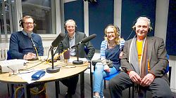 Martin Klüsener (links) und Helmut Börgmann (rechts) mit den School's Out-Moderatoren Deborah Thielert und Norbert Göttke