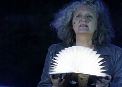 Monika Hess-Zanger in "DER STURM" (Foto:  Tanja Weidner)