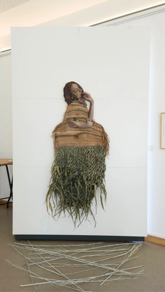 "Phantoma in the Fields" lebensgroß, Mixed Media Installation mit gewebten Naturfasern, Maisblättern, Acryl auf Holz, 2025