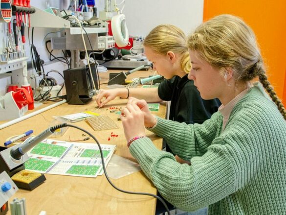 Zwei Mädchen arbeiten mit elektrotechnischen Geräten.