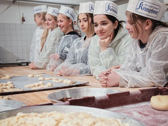 Eine Gruppe Mädchen verzieren Kekse.