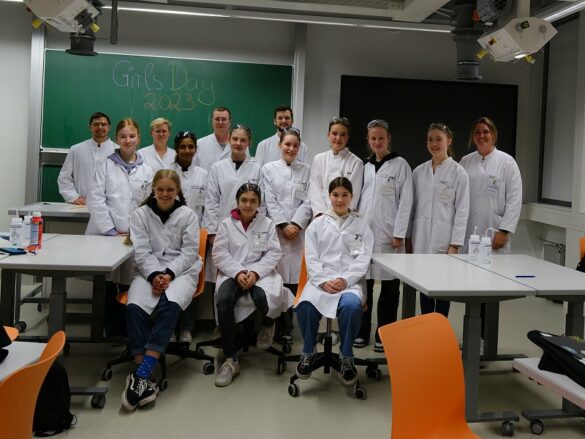 Gruppenfoto der teilnehmenden Mädchen mit Mitarbeiter*innen des Instituts für die Didaktik der Chemie.