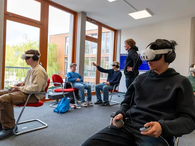 Beim Boys‘ Day am Fachbereich Sozialwesen tauchten Schüler per VR-Brille in den Arbeitsalltag von Sozialarbeiter*innen ein. 