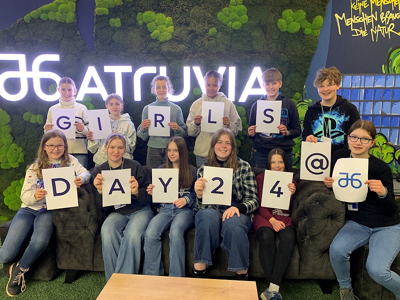 Gruppenfoto der 12 Mädchen in Münster, die halten jeweils einen Buchstaben hoch: Girlsday 24