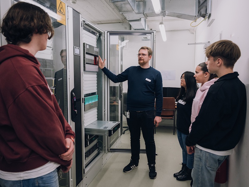 Sven Aulemeyer (2. v.l.) von der FACT Gruppe zeigt Schülerinnen und Schülern beim Girls' Day und Boys' Day einen Server im St. Franziskus-Hospital in Münster.