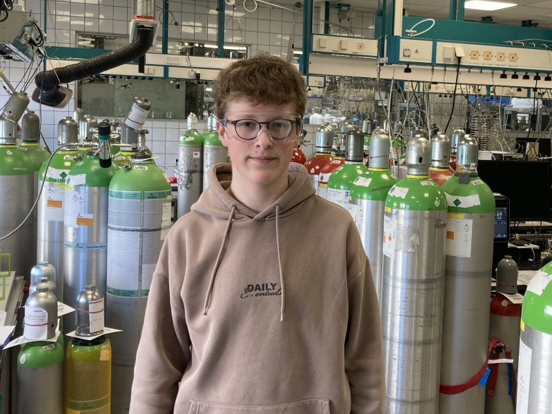 Ein Schüler inmitten der Gasflaschen bei Westfalen AG