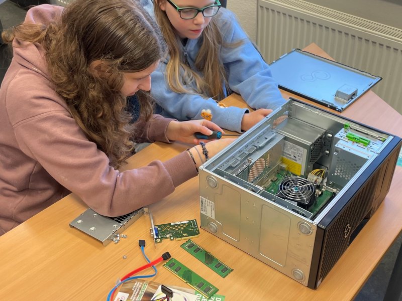2 Mädchen bauen den PC zusammen