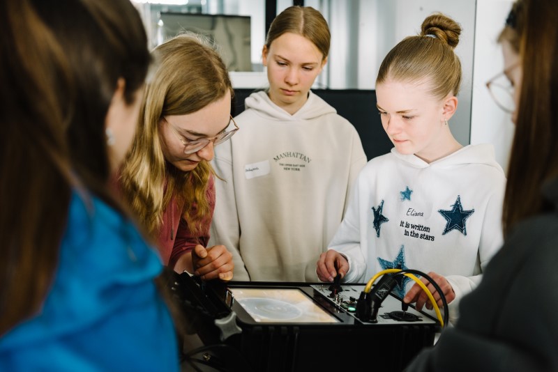 Schülerinnen besuchten das Technikum für Hydraulik und Stadthydrologie am Fachbereich Energie - Gebäude - Umwelt und schauen sich die nachgebauten Abwässerkanäle an und fuhren mit einer Kamera durch das Abwasserrohr.