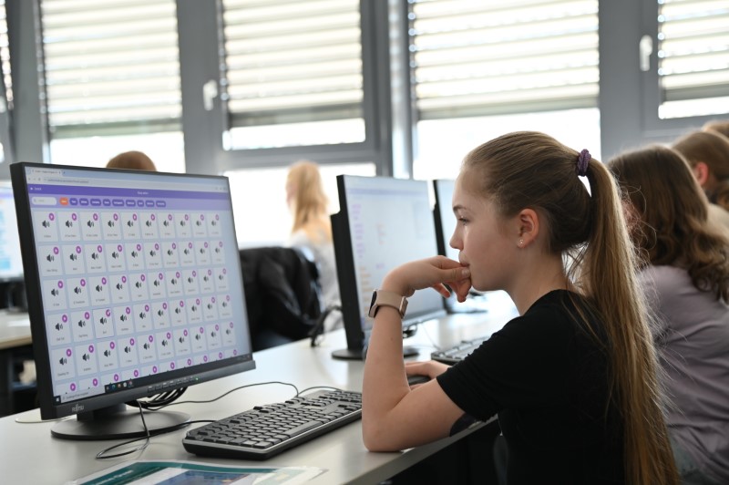 Am Girls' Day tauchten die Schülerinnen in die Welt des Programmierens ein. 