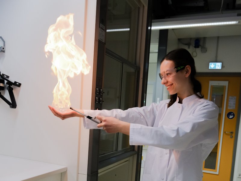 2025-girlsday-wwu-chemie-10 Die Schülerinnen führen verschiedene Experimente durch, bei denen sich Stoffe entzünden.