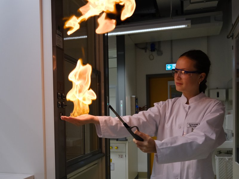 2025-girlsday-wwu-chemie-13 Die Schülerinnen führen verschiedene Experimente durch, bei denen sich Stoffe entzünden.