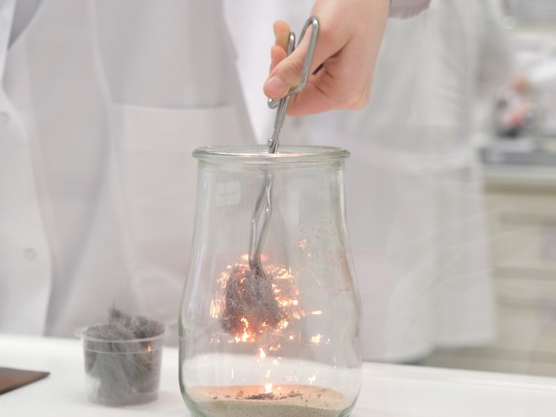 2025-girlsday-wwu-chemie-3 Die Schülerinnen führen verschiedene Experimente durch, bei denen sich Stoffe entzünden.