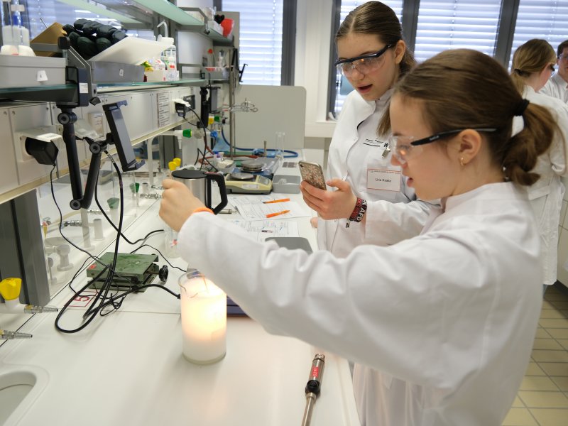 2025-girlsday-wwu-chemie-5 Durchführung spannender Experimente im Labor in vollen Montur: Kittel, Schutzbrille und Handschuhe