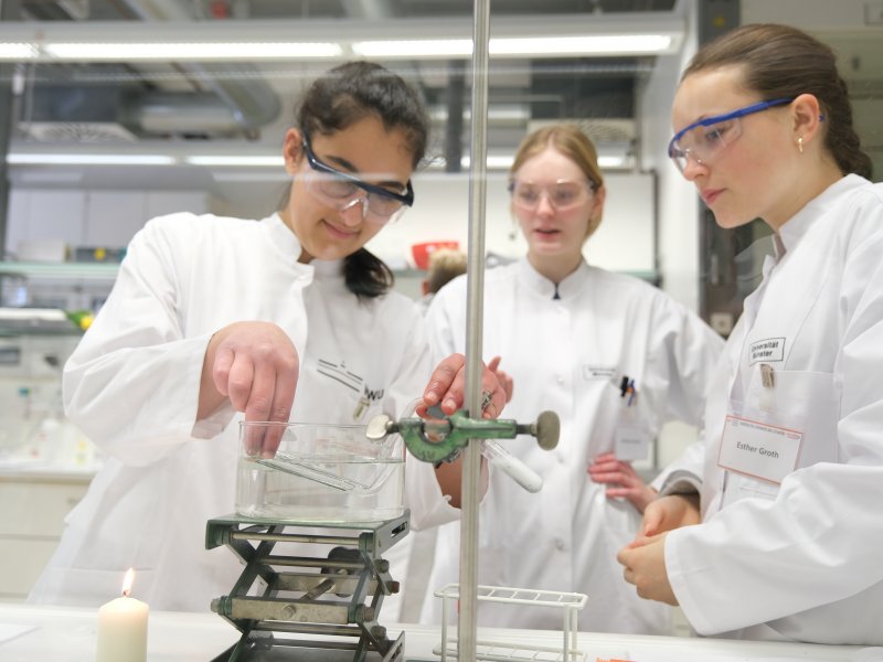 2025-girlsday-wwu-chemie-6 Durchführung spannender Experimente im Labor in vollen Montur: Kittel, Schutzbrille und Handschuhe