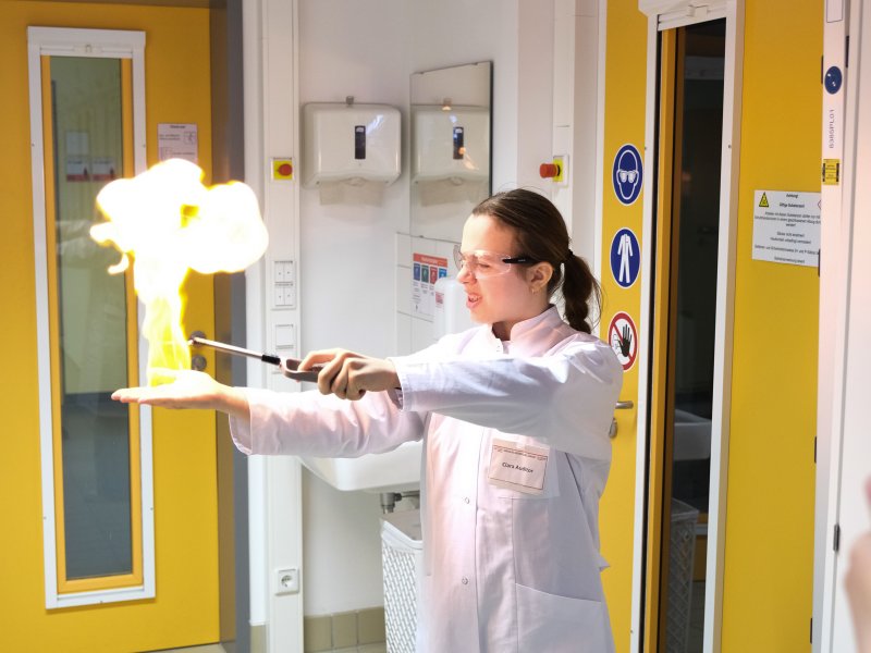 2025-girlsday-wwu-chemie-7 Die Schülerinnen führen verschiedene Experimente durch, bei denen sich Stoffe entzünden.