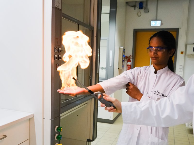 2025-girlsday-wwu-chemie-9 Die Schülerinnen führen verschiedene Experimente durch, bei denen sich Stoffe entzünden.